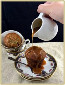 Sticky toffee pudding - cake aux dattes & sa sauce caramel