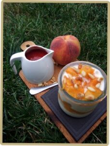 Yaourt glacé pêches & verveine coulis de fraises