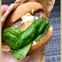 hamburger boeuf champignons pousse d'épinards et fourme d'Ambert