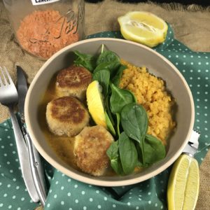 Boulettes de poisson sauce curry coco lentilles et épinards frais