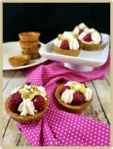 Mini tartelettes sablé breton chantilly framboises et pistaches